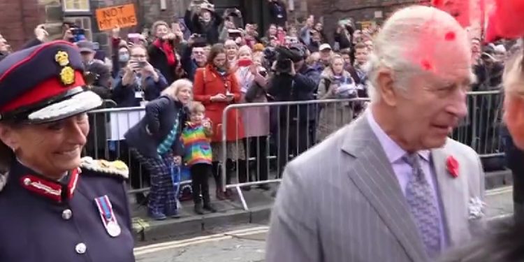 Król Karol i jego żona Camilla obrzuceni jajkami. Wszystko nagrano [WIDEO]