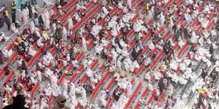 Katarscy kibice masowo wychodzili ze stadionu. Mundial wcale ich nie obchodzi? [WIDEO]
