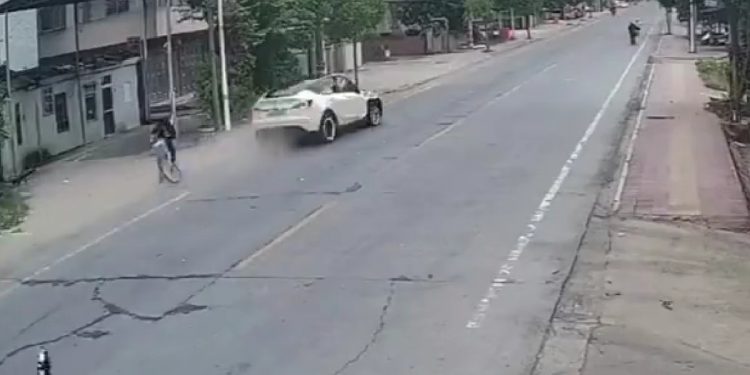 Tesla miała awarię oprogramowania? Szokujący rajd przez miasto. Są ofiary [WIDEO]