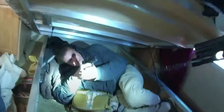 Zastawił pułapkę na policję i zaczął strzelać! Policjanci wszystko nagrali [WIDEO]