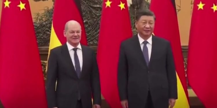 Tak Xi Jinping potraktował kanclerza Niemiec. Pokazali nagranie [WIDEO]