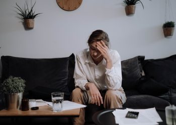 Ból gardła – skąd się bierze, jak działają tabletki i co z domowymi sposobami leczenia?