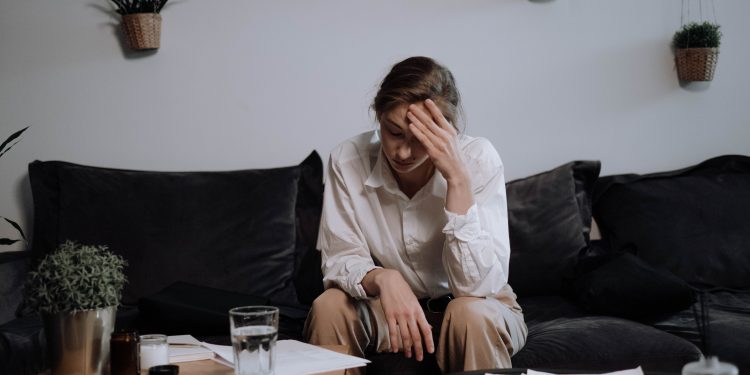 Ból gardła – skąd się bierze, jak działają tabletki i co z domowymi sposobami leczenia?