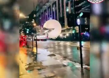 Gigantyczne bombki sparaliżowały ruch w Londynie. Kierowcy w popłochu [WIDEO]