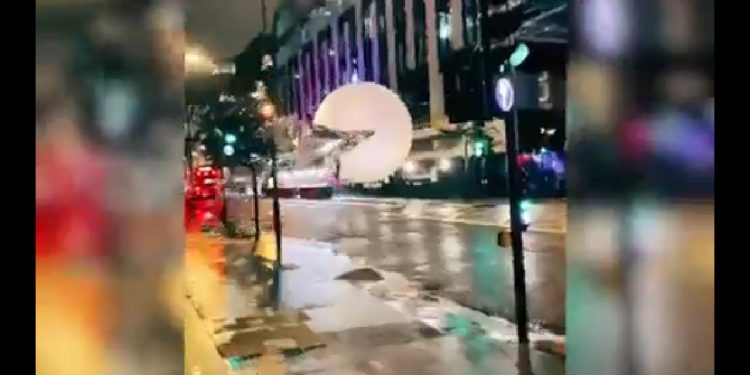 Gigantyczne bombki sparaliżowały ruch w Londynie. Kierowcy w popłochu [WIDEO]