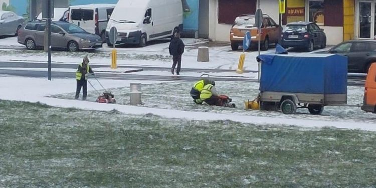 „Kosili śnieg” w Warszawie. Absurd w jednej z dzielnic