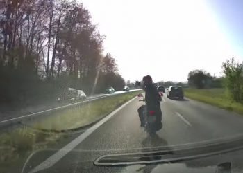 Motocyklista nie wiedział, że jest nagrywany. Wideo budzi emocje [WIDEO]
