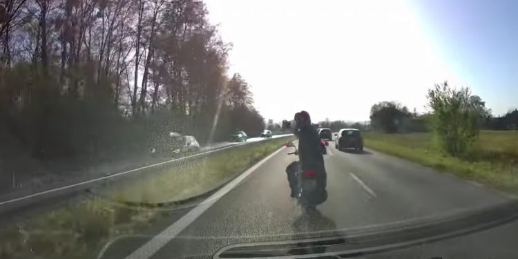Motocyklista nie wiedział, że jest nagrywany. Wideo budzi emocje [WIDEO]