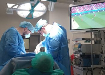 Pacjent oglądał Mundial w czasie… operacji. „U nas pacjenci to dopiero mają serwis” [FOTO]