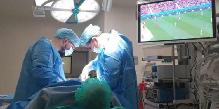 Pacjent oglądał Mundial w czasie… operacji. „U nas pacjenci to dopiero mają serwis” [FOTO]