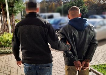 Kompletnie pijany Ukrainiec kierował kradzionym… karawanem