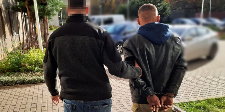 Kompletnie pijany Ukrainiec kierował kradzionym… karawanem