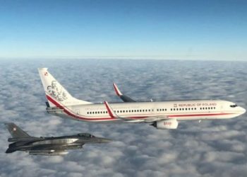 polski samolot f-16 eskortują