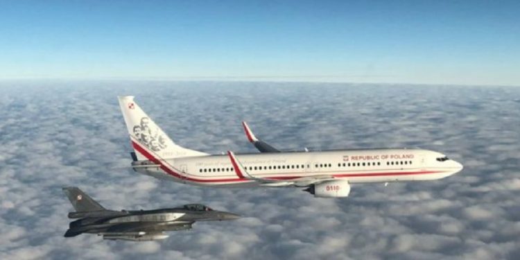 polski samolot f-16 eskortują