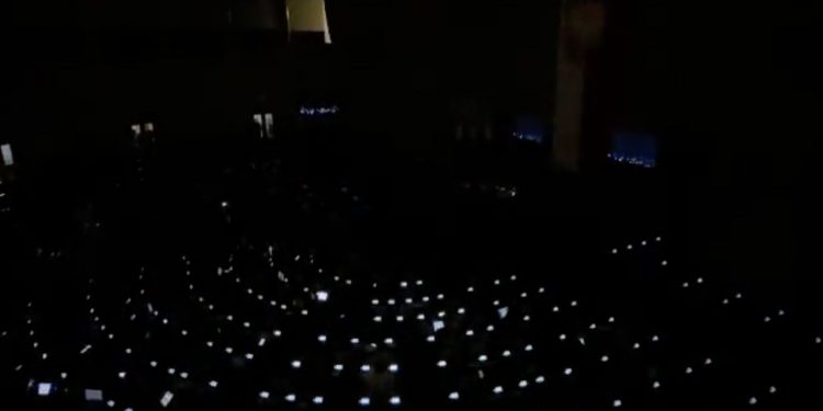 Całkowita ciemność w Sejmie. Tak wyrażono solidarność z Ukrainą [WIDEO]