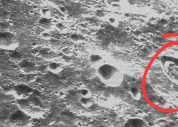 Pokazali nowe zdjęcia z Księżyca. W oczy rzuca się tajemniczy kształt [FOTO]