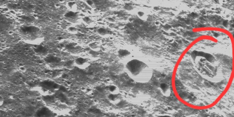 Pokazali nowe zdjęcia z Księżyca. W oczy rzuca się tajemniczy kształt [FOTO]