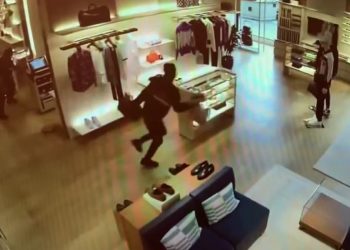 Złodziej… załapał się sam. Kuriozalne nagranie podbija sieć [WIDEO]