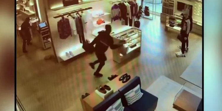 Złodziej… załapał się sam. Kuriozalne nagranie podbija sieć [WIDEO]