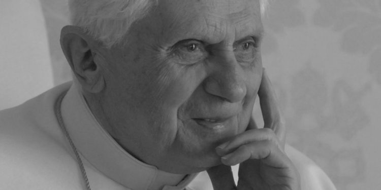 Benedykt XVI nie żyje. Papież miał 95 lat