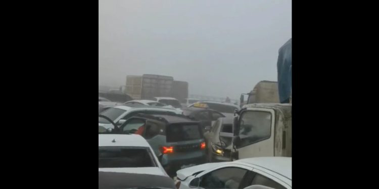 Gigantyczny karambol! Zderzyło się co najmniej 200 samochodów [WIDEO]