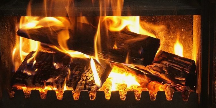 Emerytka paliła w kominku i dostała mandat. Oto, co zrobiła ze strażą miejską