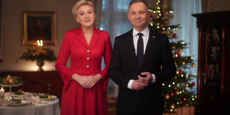 Prezydent Duda z małżonką złożyli życzenia świąteczne [WIDEO]