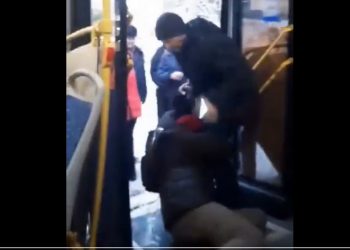 Rosjanie wyrzucili staruszkę z autobusu, bo krytykowała wojnę. Nagranie obiegło sieć [WIDEO]