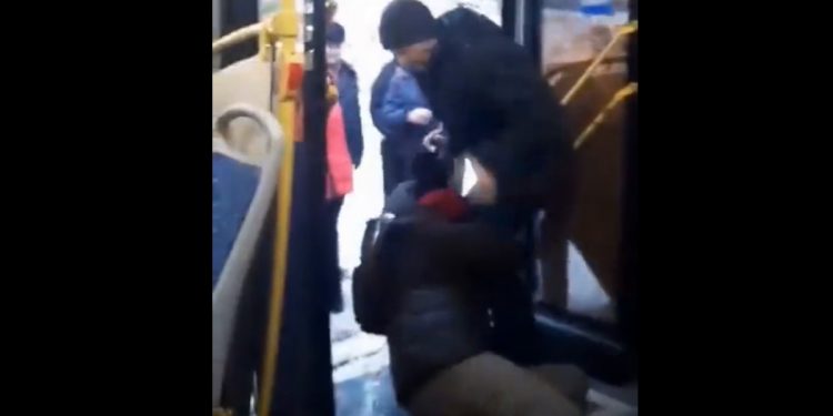 Rosjanie wyrzucili staruszkę z autobusu, bo krytykowała wojnę. Nagranie obiegło sieć [WIDEO]