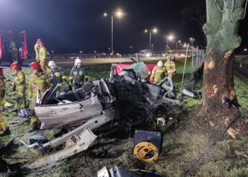 Koszmarny wypadek na Mazowszu. W aucie były cztery osoby