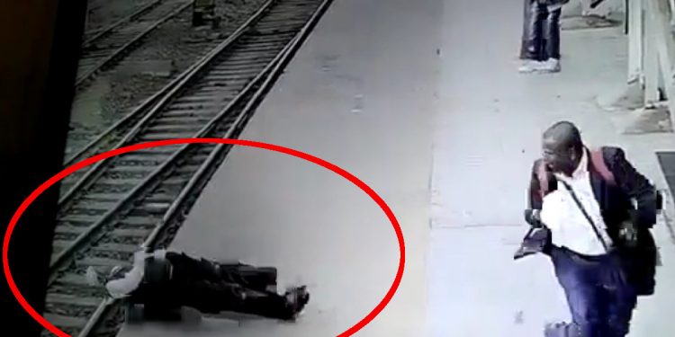 Prąd poraził mężczyznę, który potem upadł na tory. Dramatyczne nagranie! [WIDEO]