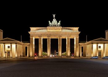 Mercedes na polskich tablicach uderzył w Bramę Brandenburską w Berlinie. Kierowca nie żyje [WIDEO]