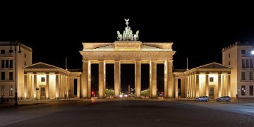 Mercedes na polskich tablicach uderzył w Bramę Brandenburską w Berlinie. Kierowca nie żyje [WIDEO]