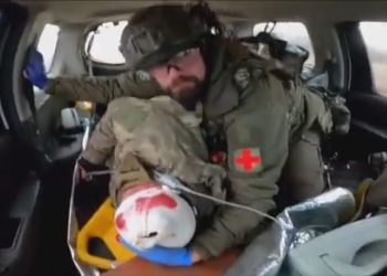 Polski medyk ratuje ukraińskich żołnierzy. Mocne nagranie z frontu! [WIDEO]