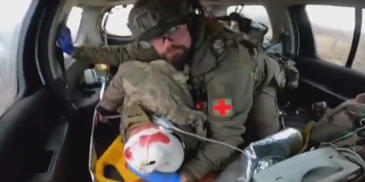 Polski medyk ratuje ukraińskich żołnierzy. Mocne nagranie z frontu! [WIDEO]