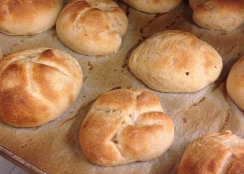 Dziecko zjadło bułkę za 33 grosze bez płacenia. Policja przyjechała na sygnałach