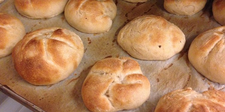 Dziecko zjadło bułkę za 33 grosze bez płacenia. Policja przyjechała na sygnałach