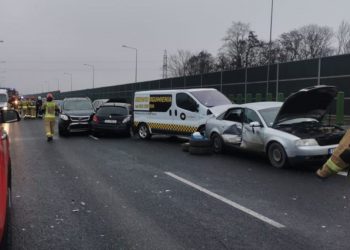 Karambol na S74. Zderzyło się aż 40 samochodów! [FOTO]