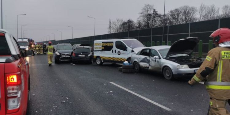 Karambol na S74. Zderzyło się aż 40 samochodów! [FOTO]