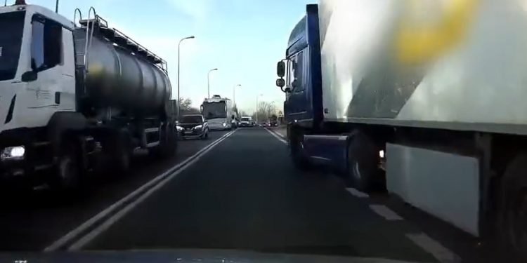 Kierowca TIR-a robił to celowo! Aż trudno uwierzyć. 20 pkt karnych i gigantyczna grzywna [WIDEO]
