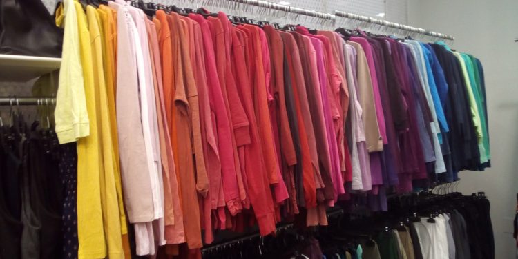 W sklepie z odzieżą używaną znalazła coś niespodziewanego. Od razu wezwała policję