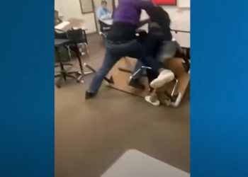 Nauczyciel pobił ucznia w trakcie lekcji! Wszystko nagrano [WIDEO]