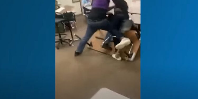 Nauczyciel pobił ucznia w trakcie lekcji! Wszystko nagrano [WIDEO]
