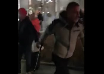 Pobili kontrolera biletów w Krakowie. Ciosy zadano m.in. kulą ortopedyczną [WIDEO]