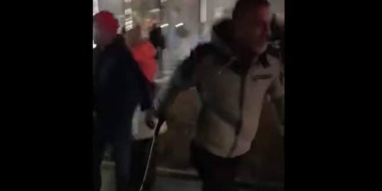 Pobili kontrolera biletów w Krakowie. Ciosy zadano m.in. kulą ortopedyczną [WIDEO]