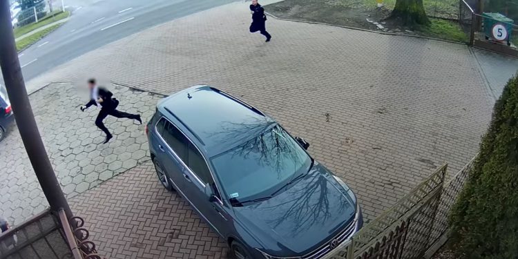 Policjanci rzucili się w pościg za „sprzedawcą garnków”. Jest nagranie [WIDEO]