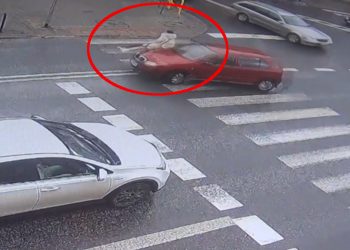 Potrącił kobietę w centrum Garwolina.  Dramatyczne nagranie [WIDEO]