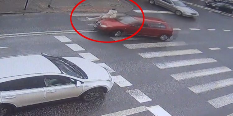 Potrącił kobietę w centrum Garwolina.  Dramatyczne nagranie [WIDEO]
