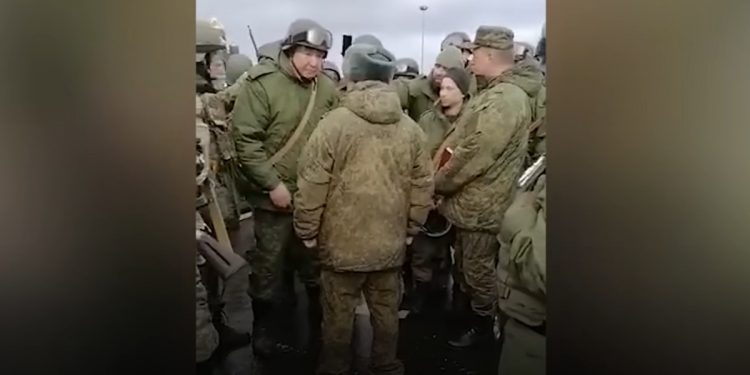 Rosyjski żołnierz szturchnął przełożonego. Otrzymał szokującą karę [WIDEO]