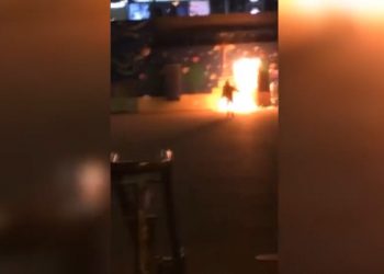 Rzucił koktajlem Mołotowa w centrum Warszawy! Wszystko nagrali [WIDEO]